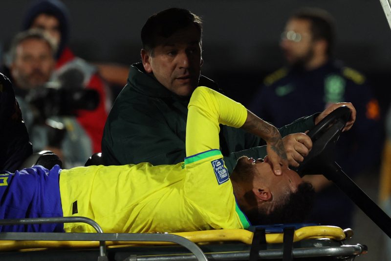 Neymar deixa o campo de maca após sofrer lesão em jogo das Eliminatórias