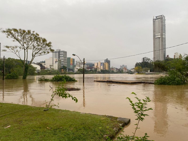 Rio Itaja&iacute;-A&ccedil;u invadiu rua Hor&aacute;cio Ant&ocirc;nio Braun, na regi&atilde;o do Centro Hist&oacute;rico de Blumenau, nesta quinta (5) – Foto: Mois&eacute;s Stuker/NDTV