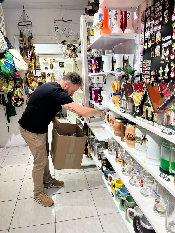 Comerciantes de Blumenau temem enchente e esvaziam prateleiras de lojas para evitar preju&iacute;zos – Foto: Isabella Dotta/NDTV