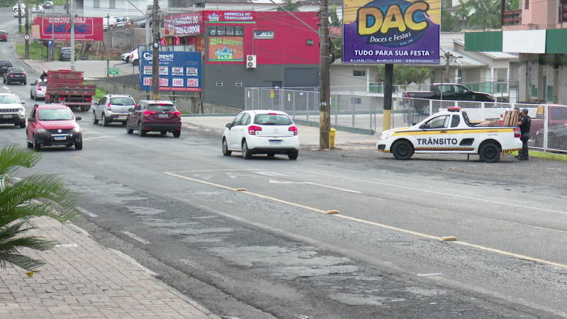 DTT orienta e fiscaliza o tr&acirc;nsito na localidade. – Foto: Frame/Reprodu&ccedil;&atilde;o/NDTV