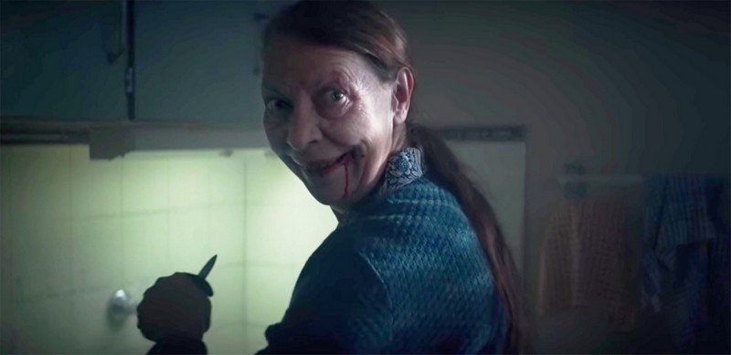 Imagem mostra bruxa Marianne com sangue escorrendo pela boca