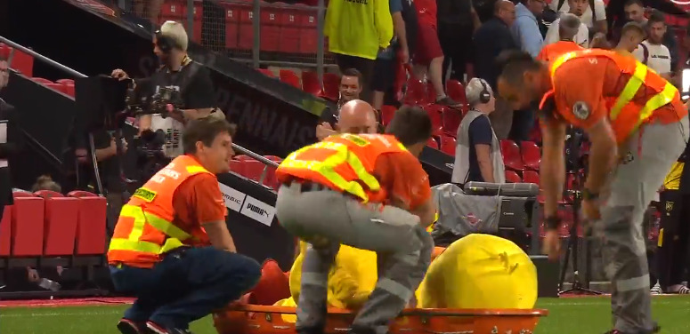 Pintinho do Nantes sai de maca do gramado – Foto: Reprodu&ccedil;&atilde;o Youtube