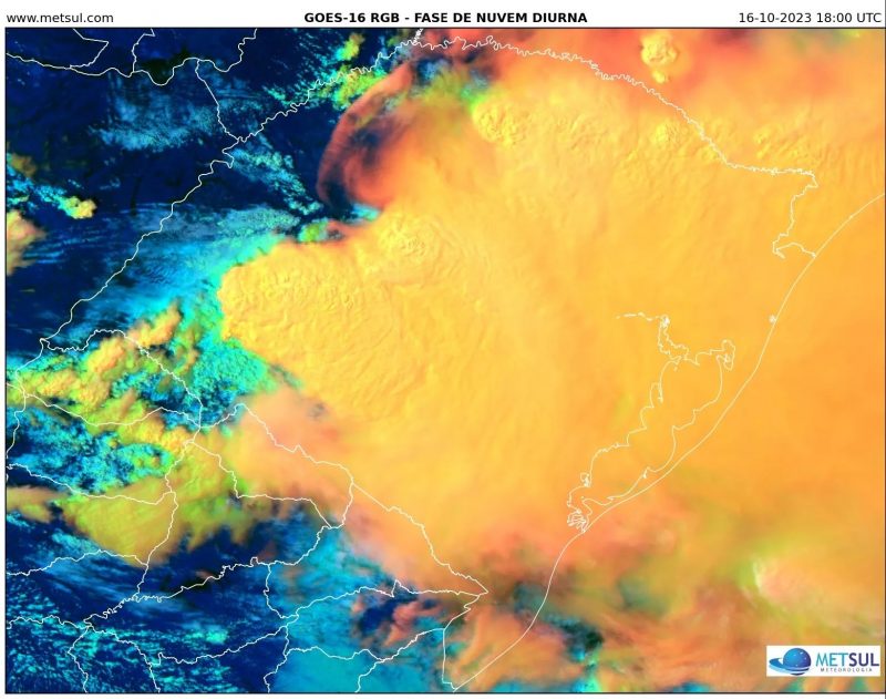 A aproximação de uma massa de ar extremamente quente promete trazer mais chuvas e temporais com queda de granizo em algumas regiões