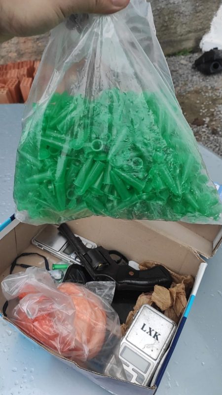 Foto imagem mostra pinus de cocaína encontrados em casa de suspeitos envolvidos da troca de tiros