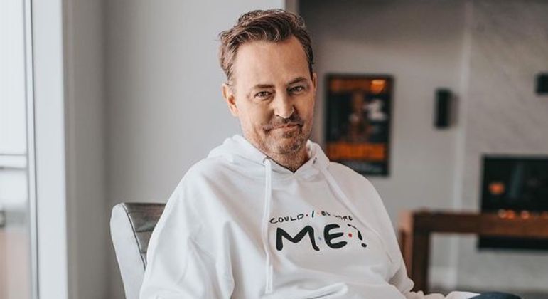Matthew Perry, conhecido por interpretar o personagem Chandler Bing na s&eacute;rie Friends, foi encontrado morto, aos 54 anos, no &uacute;ltimo s&aacute;bado (28), na casa onde morava, nos Estados Unidos. At&eacute; o momento, a causa da morte ainda n&atilde;o foi confirmada – Foto: Reprodu&ccedil;&atilde;o/Instagram/ND