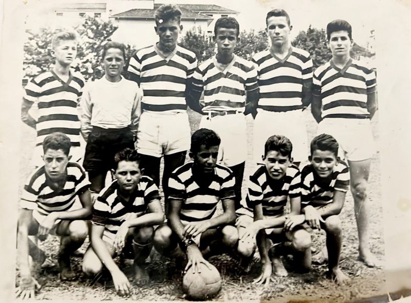 Um registro fotogr&aacute;fico raro do Padre Roma FC nos anos da d&eacute;cada de 1950. Equipe formada por amigos nesta rua aqui da Capital e que por muitos jogou nos v&aacute;rios campos de futebol da nossa regi&atilde;o. Em p&eacute;: Trilha, Aquiles, Andr&eacute;, Paim, Pol&iacute;cia e Bol&atilde;o. Agachados: Filomeno, Toninho, Ari, Sergio e Botelho. – Foto: Fam&iacute;lia Filomeno/ND