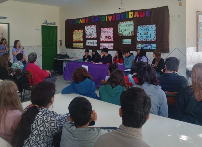 Mesa redonda sobre Preconceito &Eacute;tnico Racial – Foto: EEB Jos&eacute; Maria Cardoso da Veiga/Divulga&ccedil;&atilde;o/Educa SC