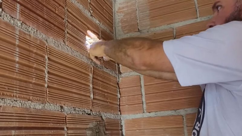 Pedreiro mostra tamanho do buraco