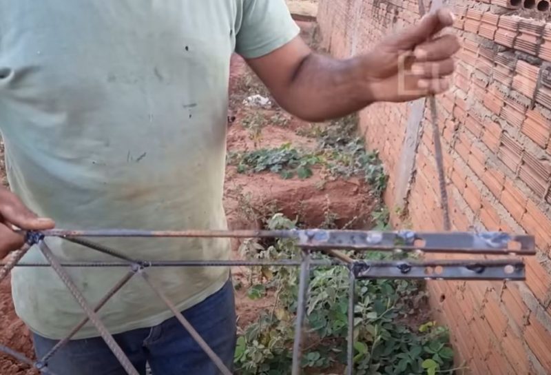 Pedreiro mostrou o passo a passo da criação de um mini andaime portátil na construção civil 