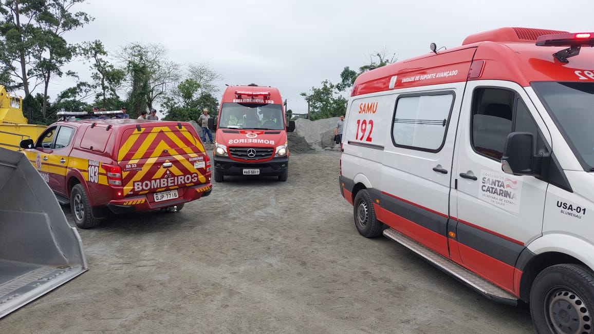 Homem é ‘tragado’ por misturador de brita e precisa ser encaminhado ao hospital em SC - Divulgação/Reprodução/ND