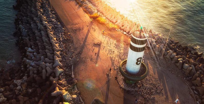 Molhes da Barra em Itajaí é um lugar especial para assistir ao pôr do sol – Foto: Secretaria de Turismo de Itajaí/Divulgação