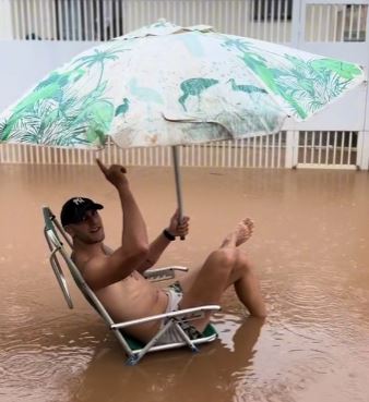 Morador resolveu fazer um protesto de uma maneira diferente, de sunga, pé de pato e até snorkel.