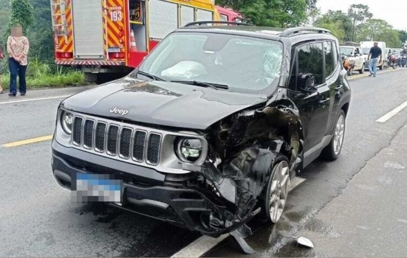 Motorista do carro, de 32 anos, n&atilde;o se feriu – Foto: CBMSC/ Divulga&ccedil;&atilde;o/ ND