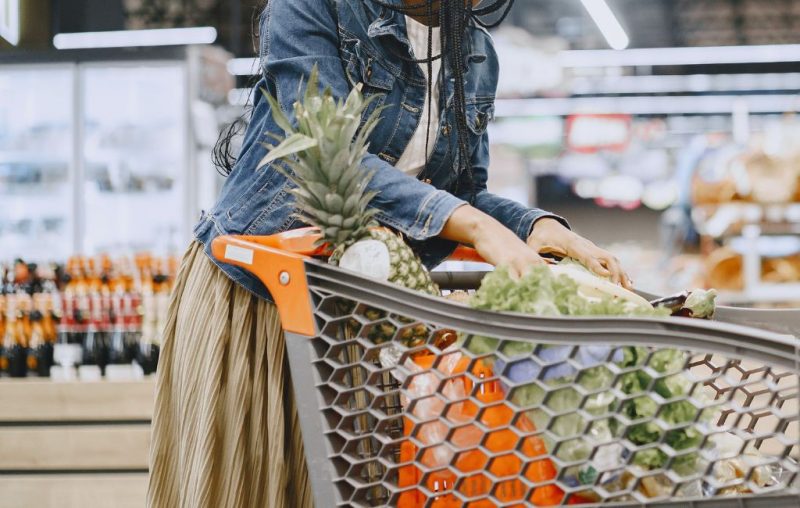 Mulher que teve partes íntimas filmadas em mercado de São José será indenizada em R$ 10 mil