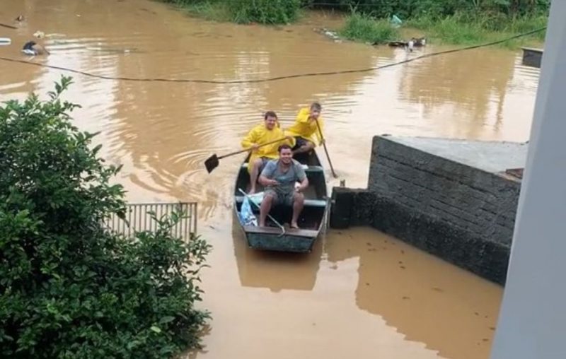 Namorado surpreende ao pegar barco para ver noiva em enchente em SC
