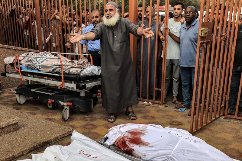 Frente do Hospital Nasser, na Faixa de Gaza – Foto: MAHMUD HAMS/AFP/ND