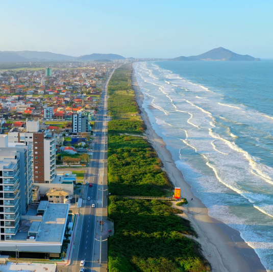 Imagem aérea mostra toda extensão da praia Central de Navegantes