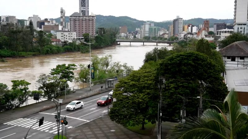Rio em Blumenau volta a subir e cidade vive nova enchente 