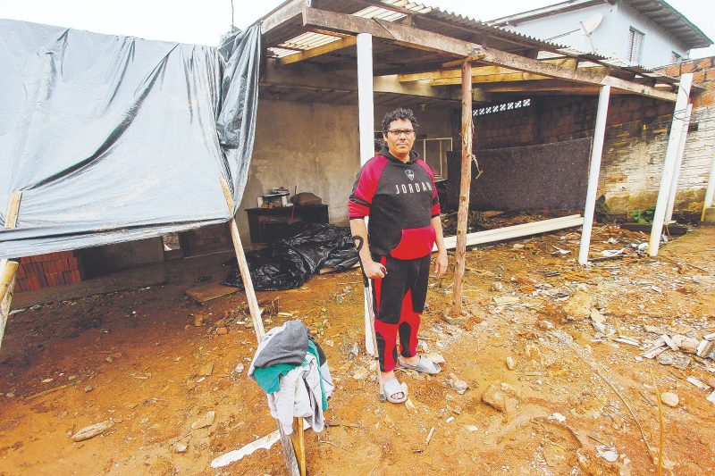 No terreno de Claure Monteiro, sistema de drenagem pluvial foi afetado e ele sofre com alagamentos quando chove – Foto: Leo Munhoz – ND