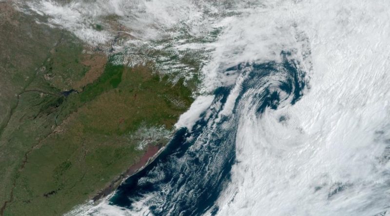 Imagem de satélite mostrava o centro de baixa pressão no domingo a tarde sobre o Atlântico, a Leste de Santa Catarina e Paraná – Foto: NOAA/MetSul/Divulgação/ND