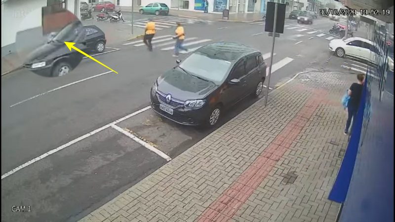 Duas mulheres e um homem foram rapidamente auxiliar o idoso at&eacute; a chegada do Corpo de Bombeiros – Foto: Reprodu&ccedil;&atilde;o/ND