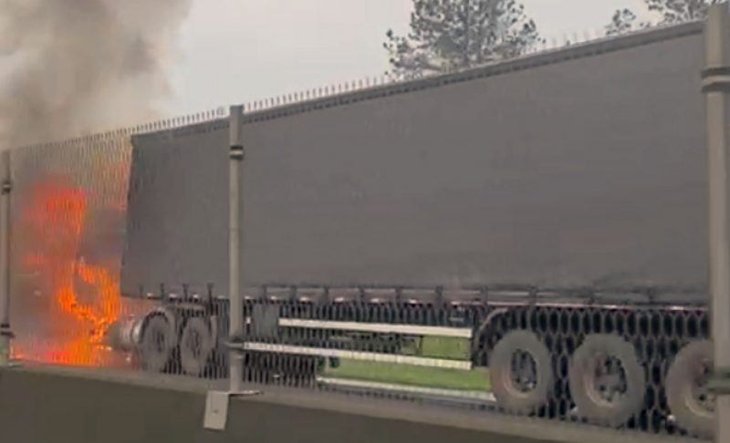 Caminh&atilde;o pegou fogo na BR-101 – Foto: Gehan/ND