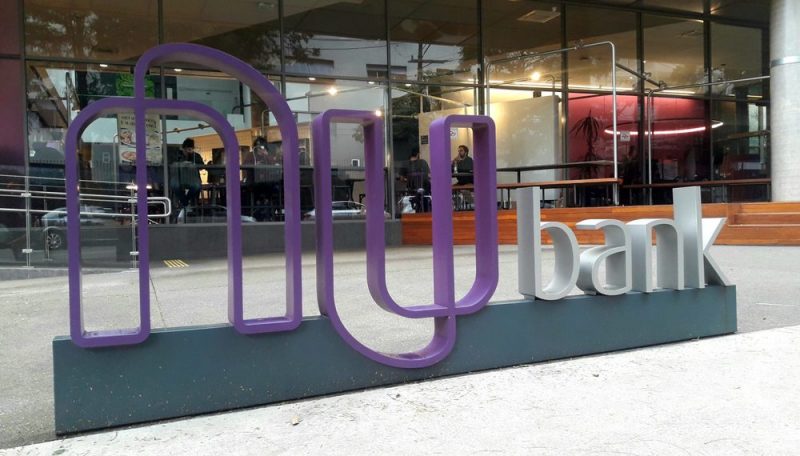 Placa da Nubank Placa da Nubank em uma área aberta