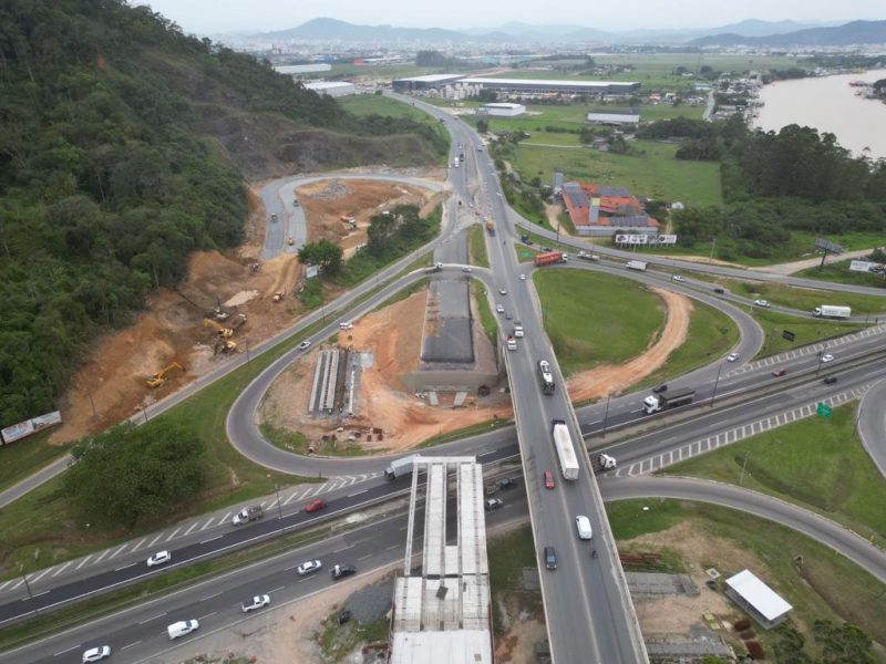 Obras em novo viaduto do km 7 da BR-470, em Navegantes