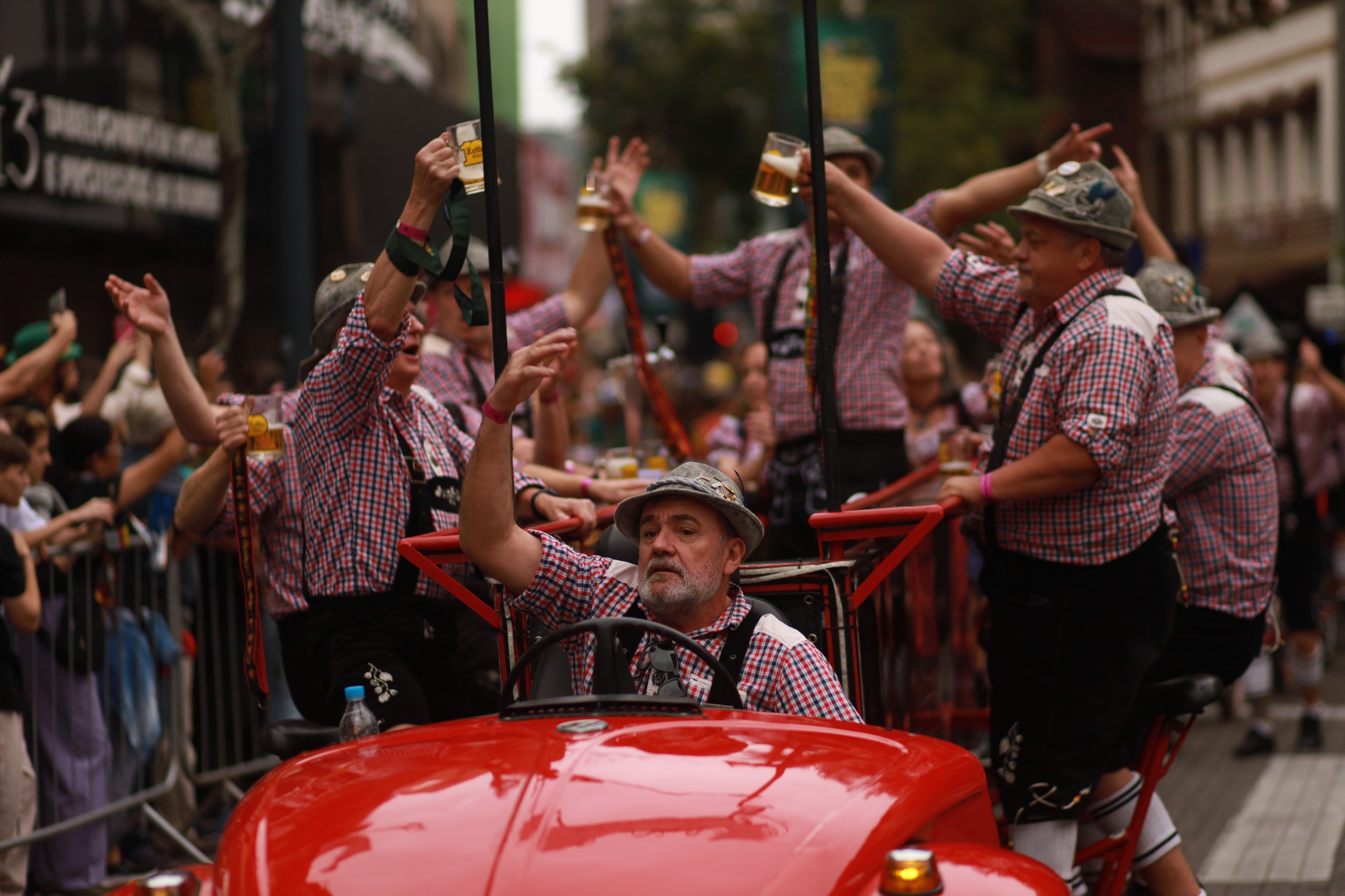 Oktoberfest Blumenau terá desfile extra em uma segunda-feira em 2026