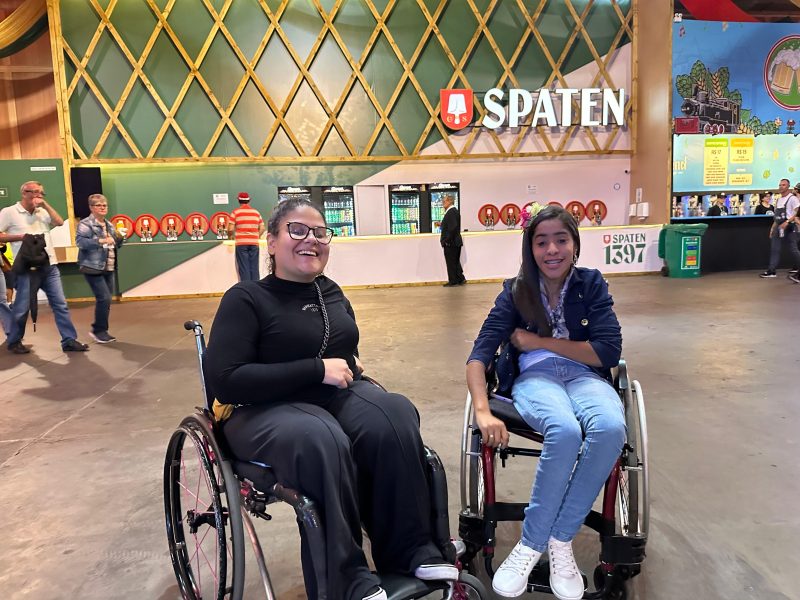 Pessoas com deficiência curtem Oktoberfest Blumenau