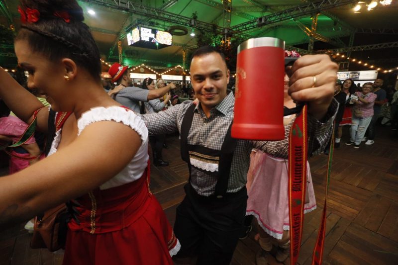 Mais de 13 mil pessoas estiveram presentes nos pavilh&otilde;es do Parque Vila Germ&acirc;nica na noite desta quarta-feira (4) para acompanhar a abertura oficial da 38&ordf; edi&ccedil;&atilde;o da Oktoberfest. – Foto: Gabriel Filipe Machado/Reprodu&ccedil;&atilde;o/ND