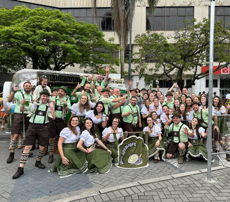 Rollmopswagen tamb&eacute;m desfilou na rua XV de Novembro, em meio &agrave; 38&ordf; Oktoberfest em Blumenau – Foto: Redes Sociais/Divulga&ccedil;&atilde;o/ND