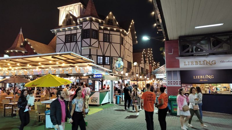 Oktoberfest atrai grande p&uacute;blico ao Parque Vila Germ&acirc;nica em Blumenau – Foto: Lucas Adriano/ND