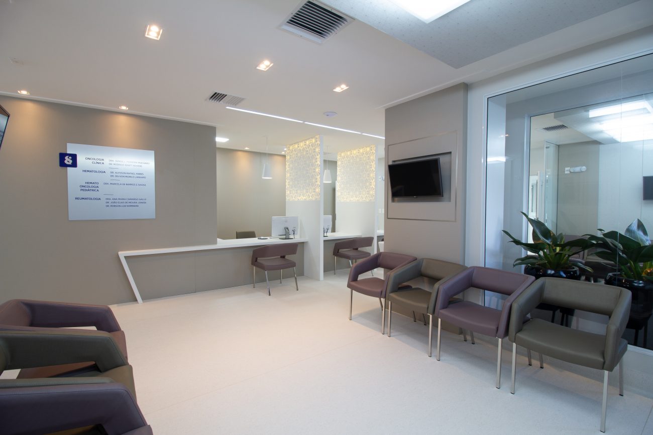 In 1998, a chemotherapy clinic was founded at the Santa Catarina de Blumenau Hospital.  In mid-2007 the service was renamed the Oncology Center and in early 2011, following renovations to expand the sector, the name was changed to Onco HSC - Hospital Santa Catarina de Blumenau/Disclosure.