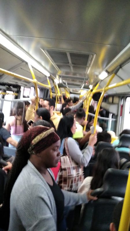 Passageiros sofreram com ônibus superlotados nos primeiros dias de funcionamento do novo sistema de ônibus de Itajaí