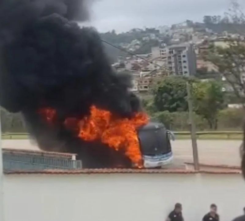Ônibus do Vasco sub-14 pega fogo no retorno ao RJ