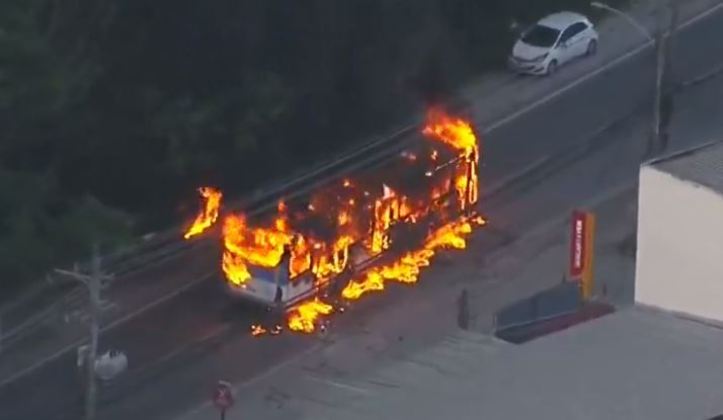 &Ocirc;nibus foram incendiados no Rio de Janeiro a mando dos milicianos – Foto: RECORD TV RIO/R7/Reprodu&ccedil;&atilde;o ND