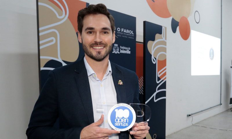 Secret&aacute;rio de Desenvolvimento e Inova&ccedil;&atilde;o de Joinville, William Escher, recebeu o pr&ecirc;mio em nome do munic&iacute;pio – Foto: Prefeitura de Joinville/Divulga&ccedil;&atilde;o/ND