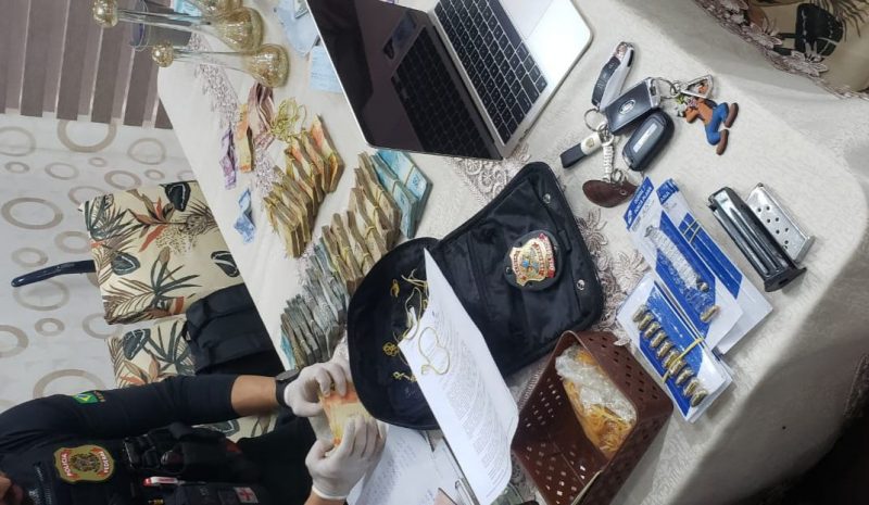 The picture shows federal police officers counting hundreds of reais, euros and dollars banknotes;  the gang processed about 100 million reais in fraudulent imports 
