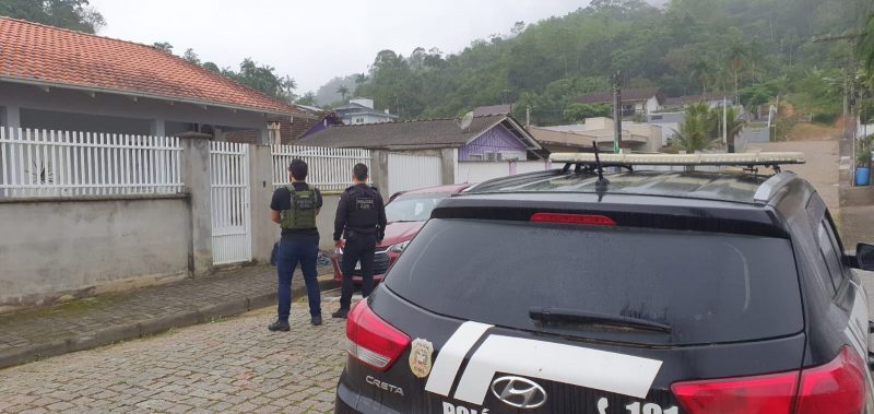 Polícia Civil cumpriu mandados de busca e apreensão durante operação na cidade de Rodeio para investigar fraude em licitação de transporte de pessoas