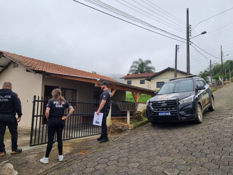 Polícia Civil cumpriu mandados de busca e apreensão durante operação na cidade de Rodeio para investigar fraude em licitação de transporte de pessoas