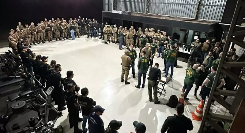 Agentes do Gaeco aparecem na imagem em reunião antes da operação