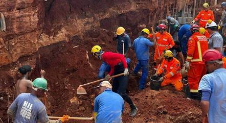 Five workers were buried after the structure shook, killing four people and injuring one, the fire service in Minas Gerais state said.
