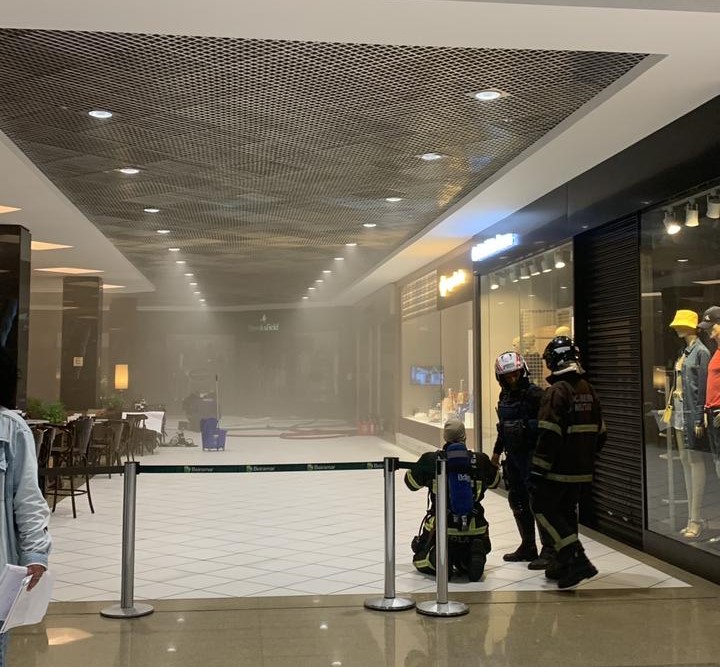 Incêndio começou na tarde desta segunda-feira, mas foi controlado pela brigada interna do shopping - Foto: Pamela Lopes/Reprodução/ND