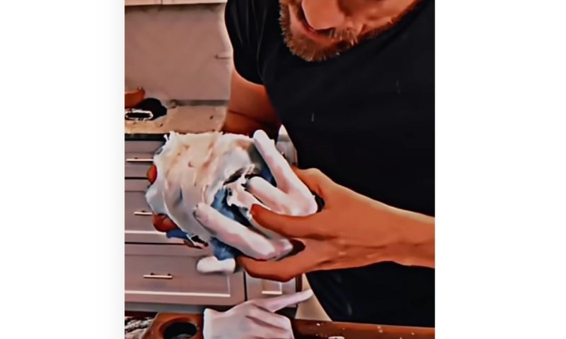 Forma das m&atilde;os apareceram assim que inventor tirou a resina – Foto: Reprodu&ccedil;&atilde;o