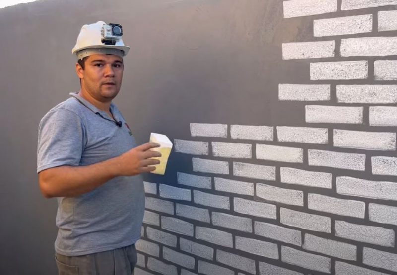 O pedreiro criativo ainda mostra o passo a passo da técnica para proteger a parede da umidade