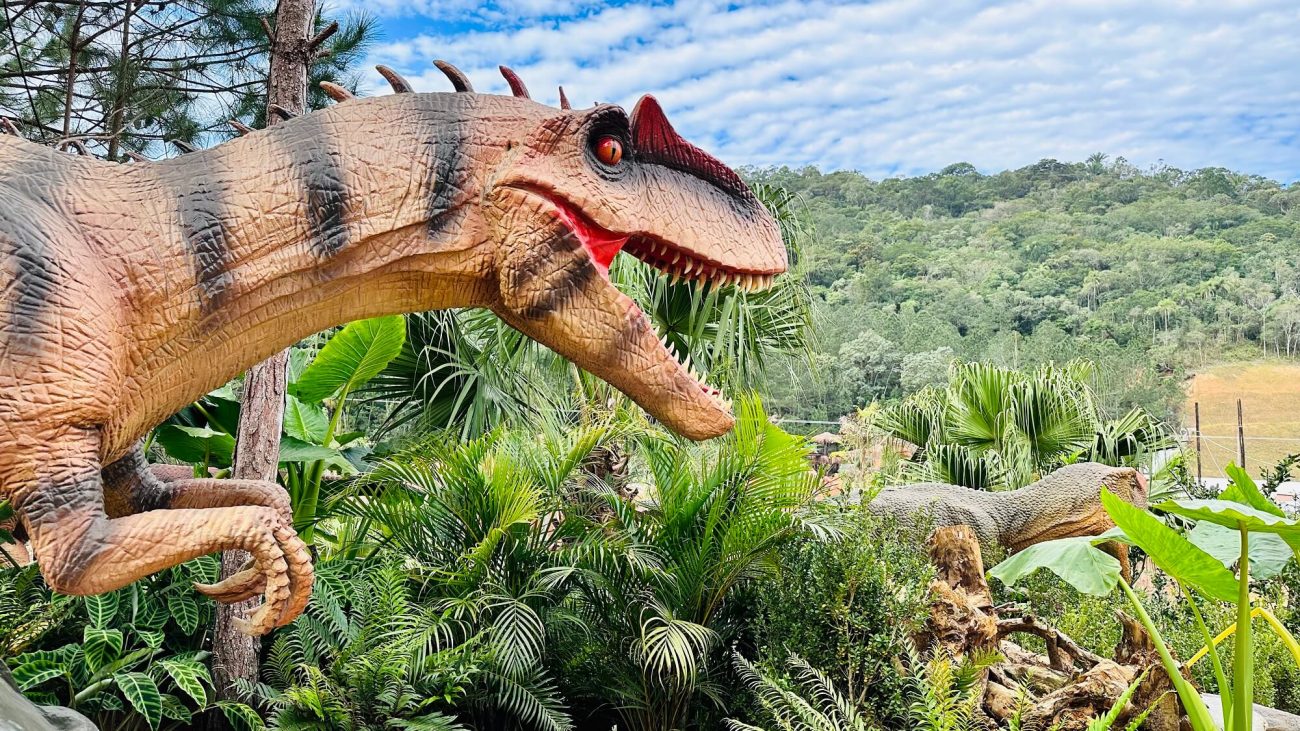 Parque de dinossauros conta com mais de 100 réplicas de dinossauros – Foto: Aventura Jurássica/Divulgação