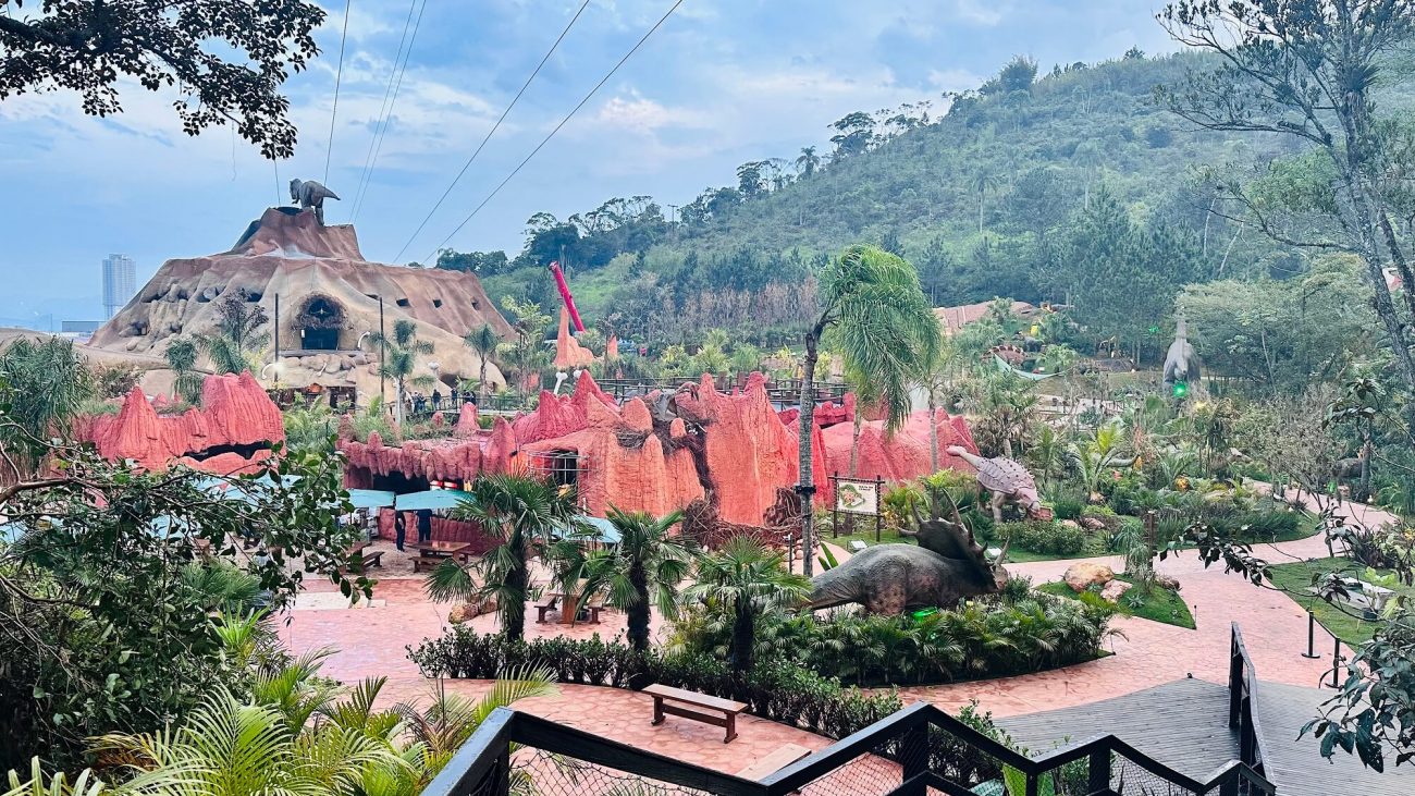 Vista geral do parque de dinossauros em Balneário Camboriú – Foto: Aventura Jurássica/Divulgação