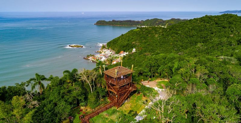 Imagem panorâmica do Parque do Atalaia, um dos passeios mais atrativos do Litoral Norte de Santa Catarina