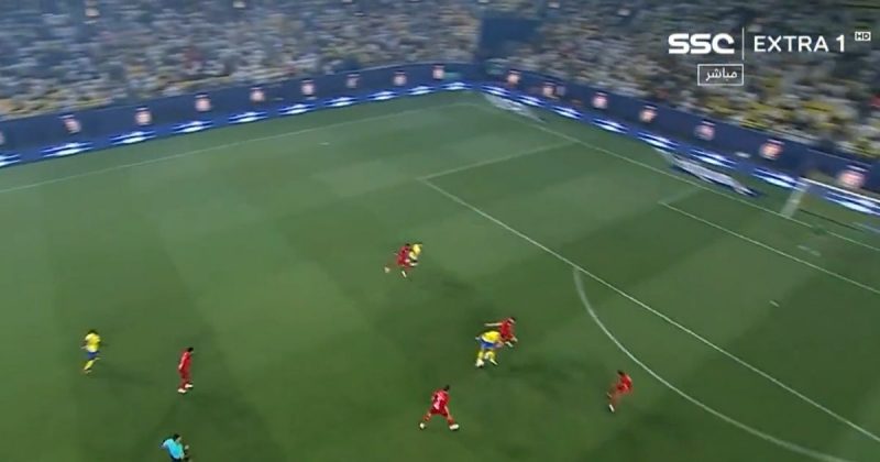 Cristiano Ronaldo 'desmonta' defesa adversária com passe de calcanhar 